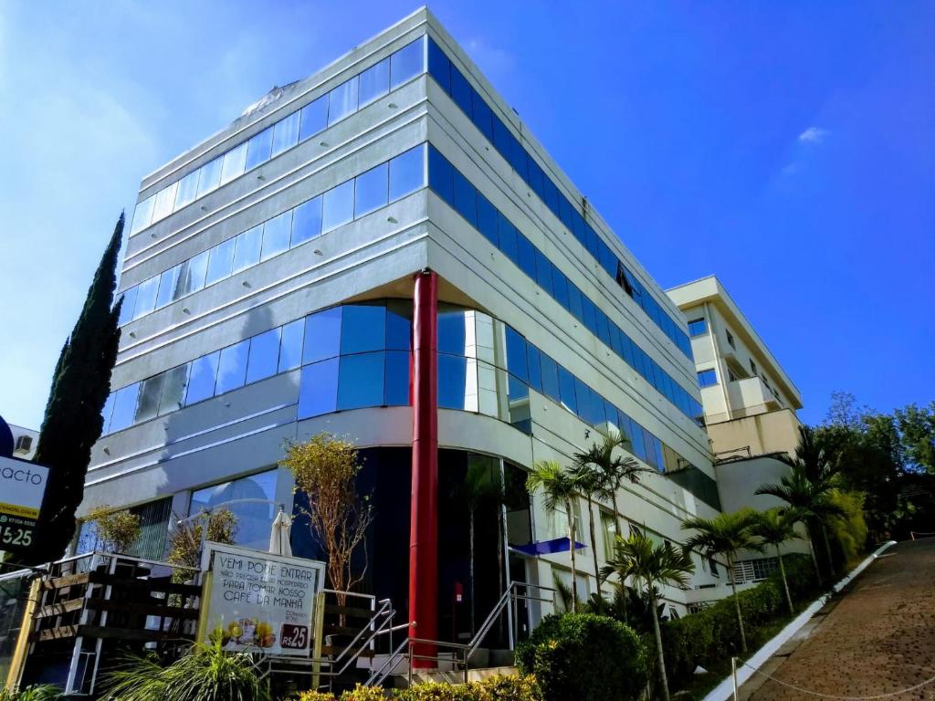 a large office building with blue windows at Compacto Hotel in Campinas