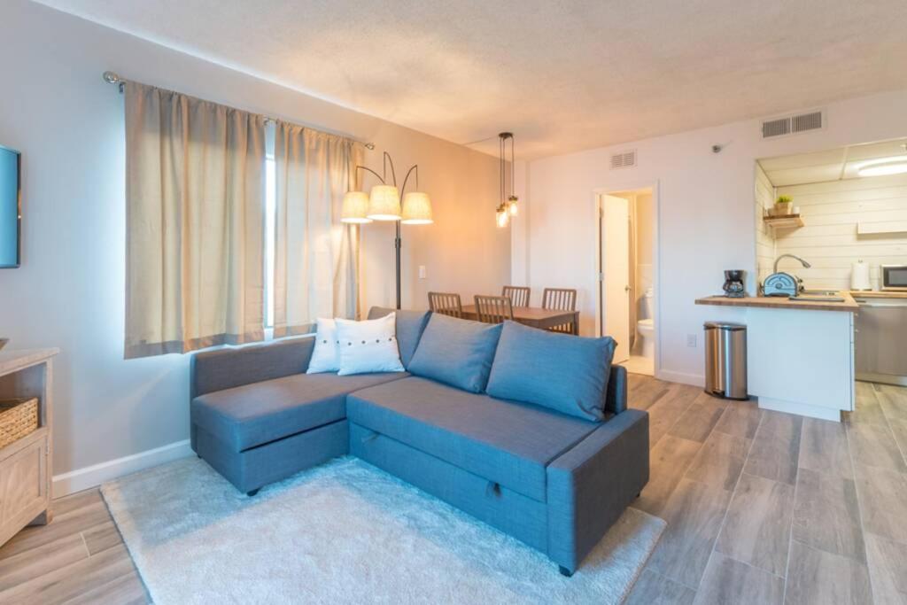 Deluxe Studio w/ Lakeview - free parking/pool - Studio