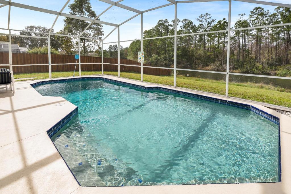 a swimming pool with a clear blue water at Montana Villa WR001 in Davenport