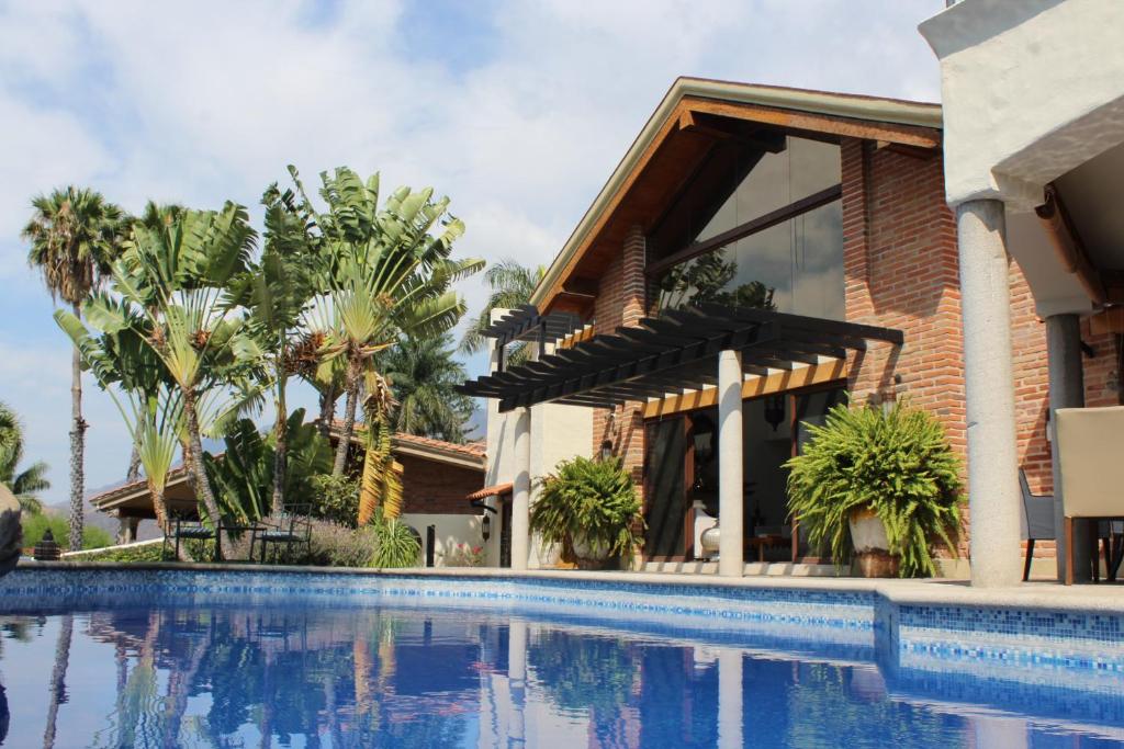 Bazén v ubytování Hotel Lindo Ajijic Bed & Breakfast nebo v jeho okolí