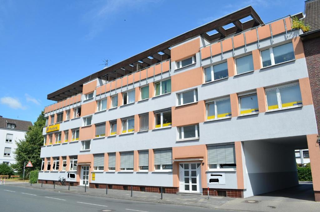 un immeuble situé sur le côté d'une rue dans l'établissement Hostel Hamm by Geronimo, à Hamm