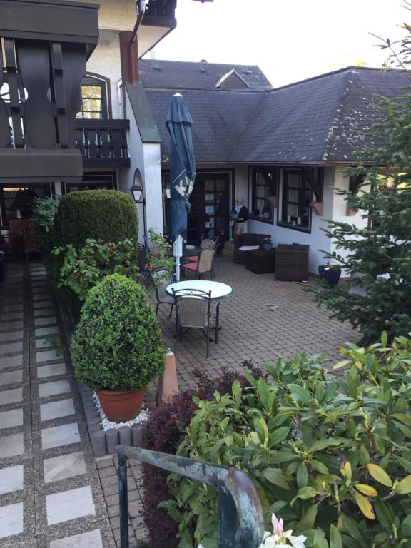 un patio de una casa con mesa y plantas en Landhaus Waldziegelhütte en Waldmohr