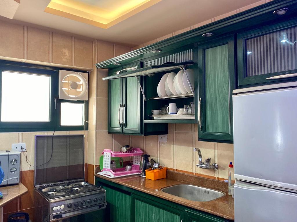 Kuchyň nebo kuchyňský kout v ubytování Seaside Two-Bedroom Chalet Sidi Krir