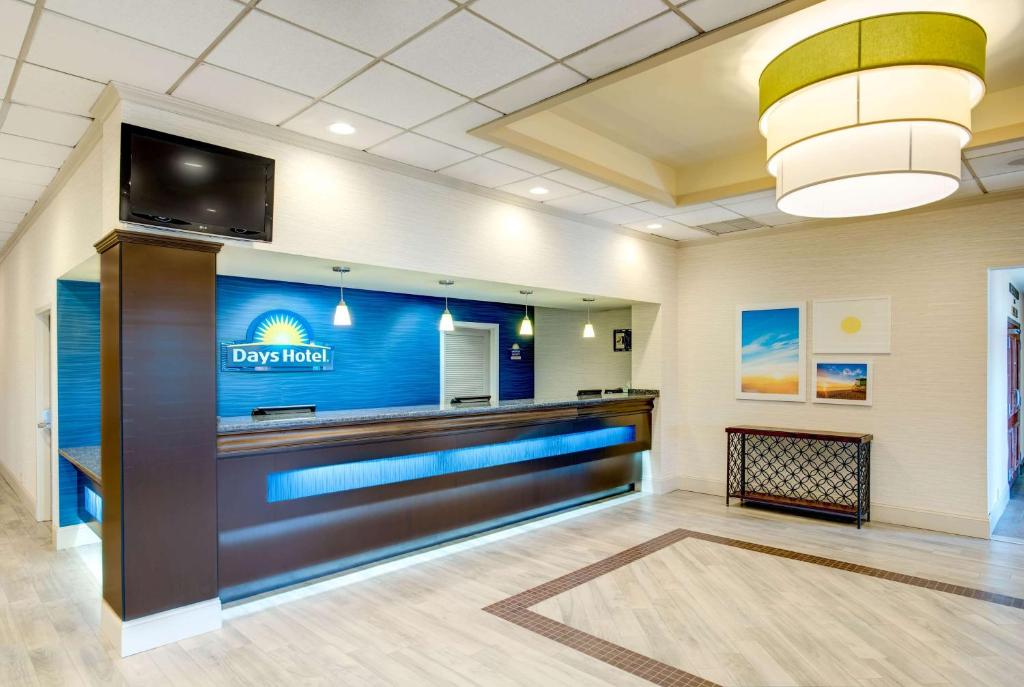 TV a/nebo společenská místnost v ubytování Days Hotel by Wyndham Toms River Jersey Shore