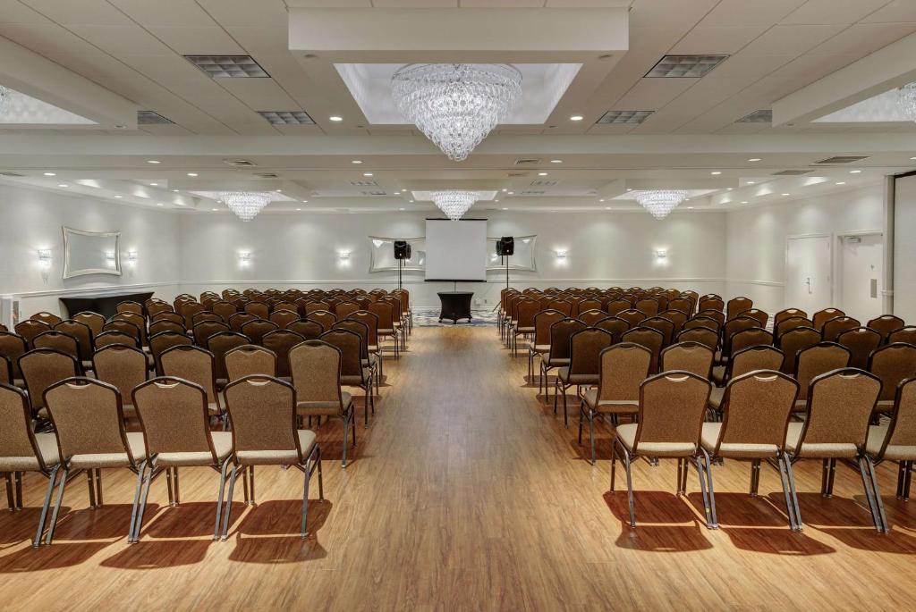 Konferenční prostory v ubytování Days Hotel by Wyndham Toms River Jersey Shore