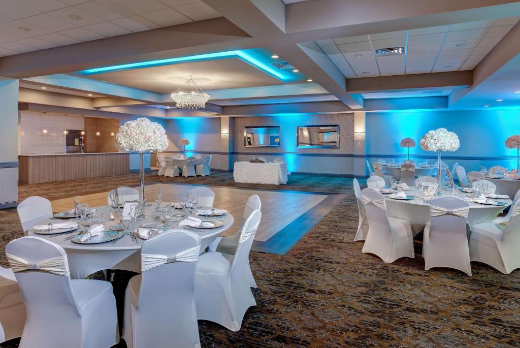 Restaurace v ubytování Days Hotel by Wyndham Toms River Jersey Shore