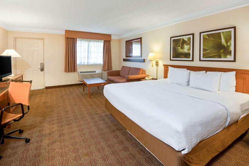 La Quinta Inn by Wyndham San Antonio Market Square photo
