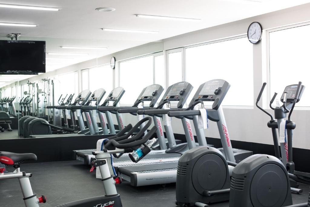 Fitness centrum a/nebo fitness zařízení v ubytování Hotel Indigo Guadalajara Expo by IHG