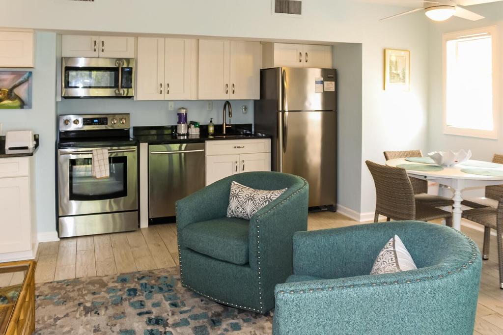 uma cozinha com um sofá, 2 cadeiras e uma mesa em Seascape 3522 em Kiawah Island