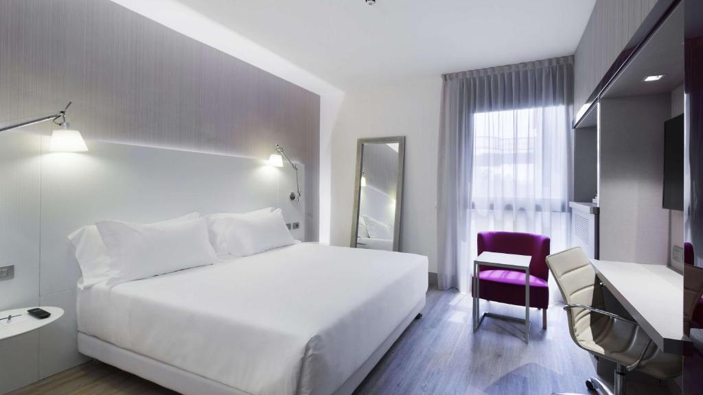 een hotelkamer met een wit bed en een paarse stoel bij NH Milano Congress Centre in Assago