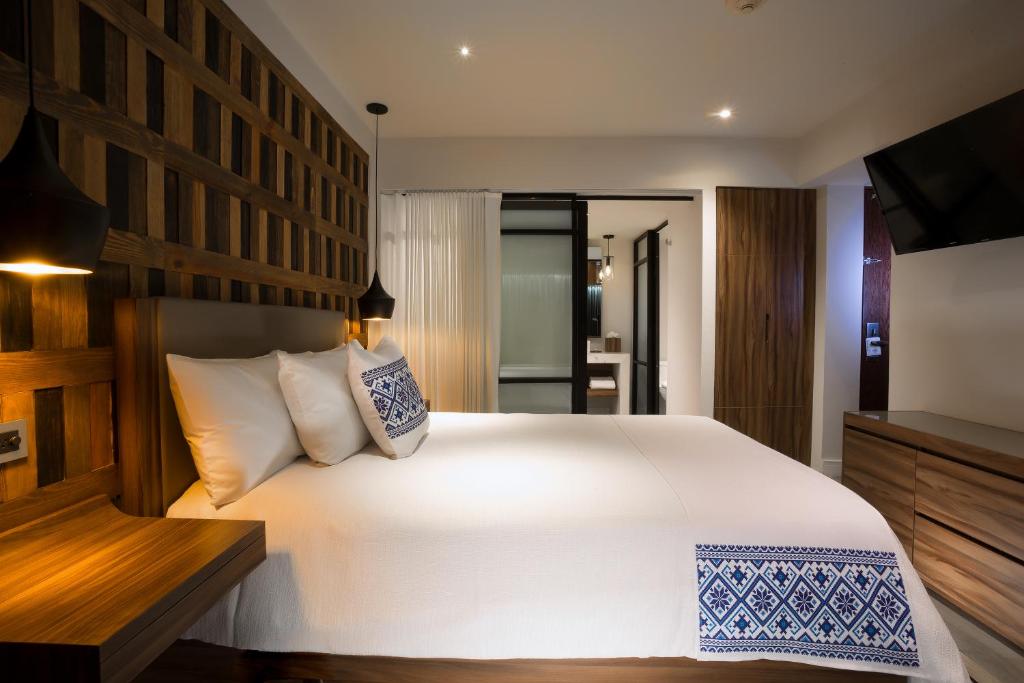 Postel nebo postele na pokoji v ubytování Hotel Indigo Guadalajara Expo by IHG