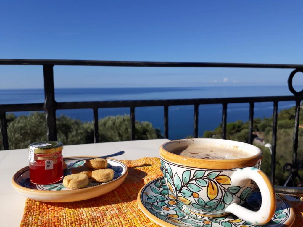 una tazza di caffè e un piatto di cibo su un tavolo di Marihome a Caprioli