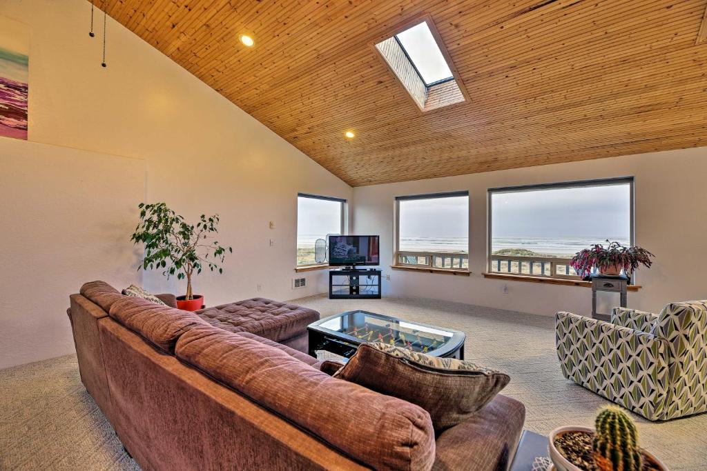 ein großes Wohnzimmer mit einem Sofa und einem Tisch in der Unterkunft Sanderling Sea Cottages, Unit A Pet Friendly! in Waldport