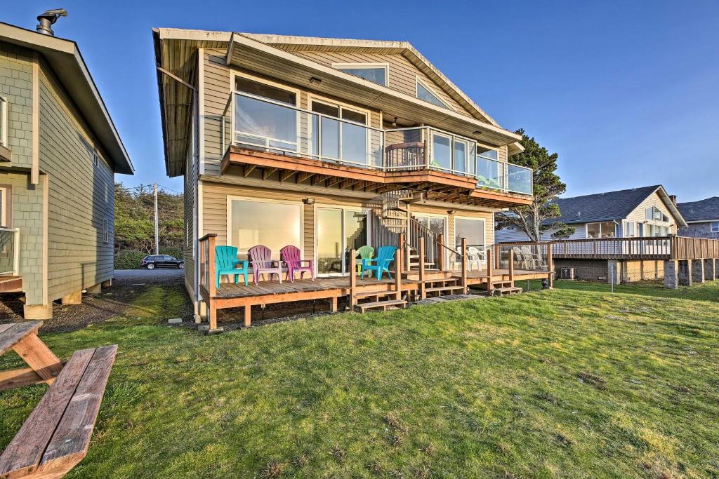 une maison avec une terrasse munie de chaises dans l'établissement Sanderling Sea Cottages, Unit 11, à Waldport