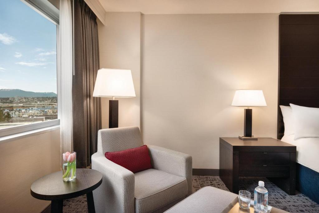 Nespecifikovaný výhled na hory nebo výhled na hory při pohledu z hotelu