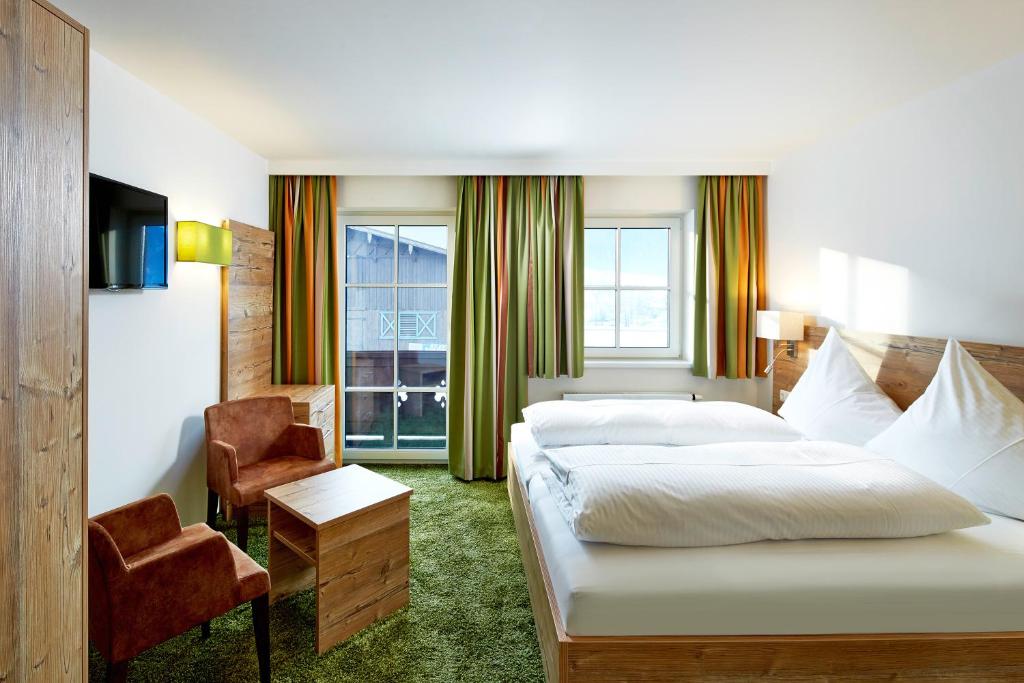 Posteľ alebo postele v izbe v ubytovaní Hotel Flatscher