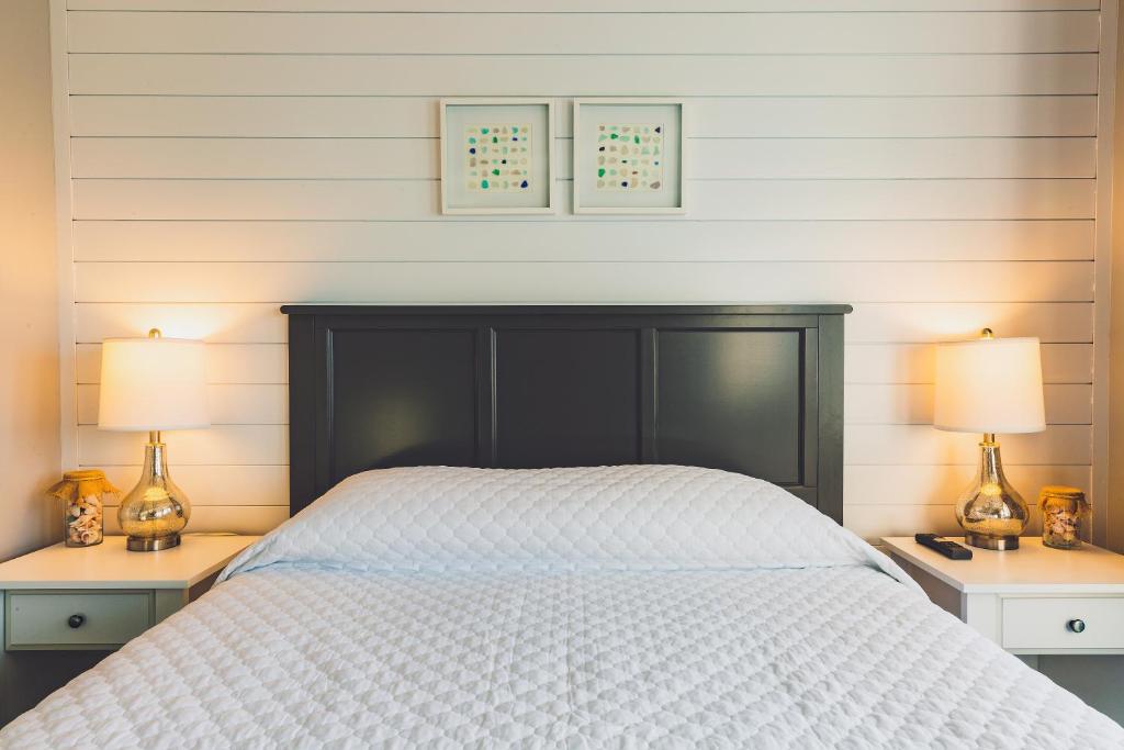 Postel nebo postele na pokoji v ubytování Bearskin Neck Motor Lodge