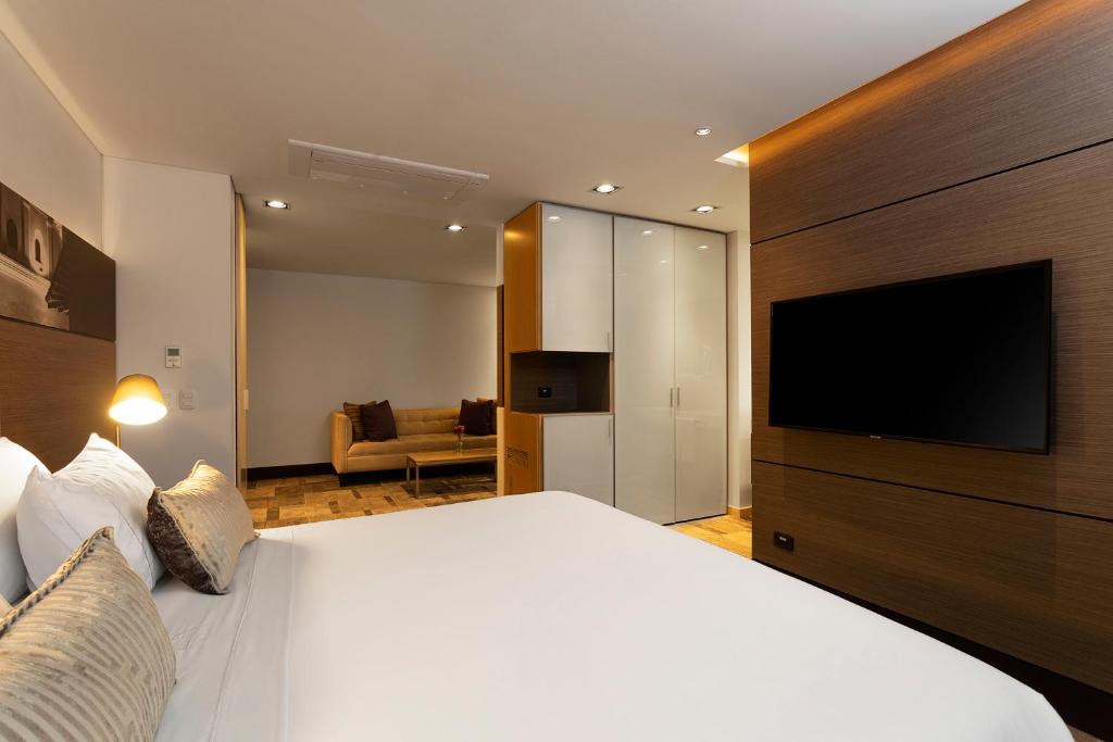 TV a/nebo společenská místnost v ubytování EK Hotel By Preferred Hotels Group
