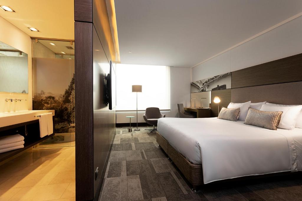 Postel nebo postele na pokoji v ubytování EK Hotel By Preferred Hotels Group