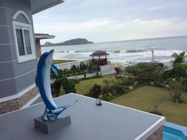 Briya Beachfront Residence في سيتشون: وجود تمثال للأسماك الزرقاء فوق المنزل