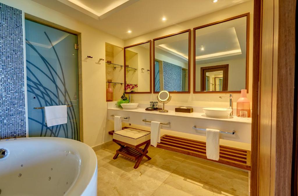 Koupelna v ubytování Royalton Blue Waters Montego Bay, An Autograph Collection All-Inclusive Resort