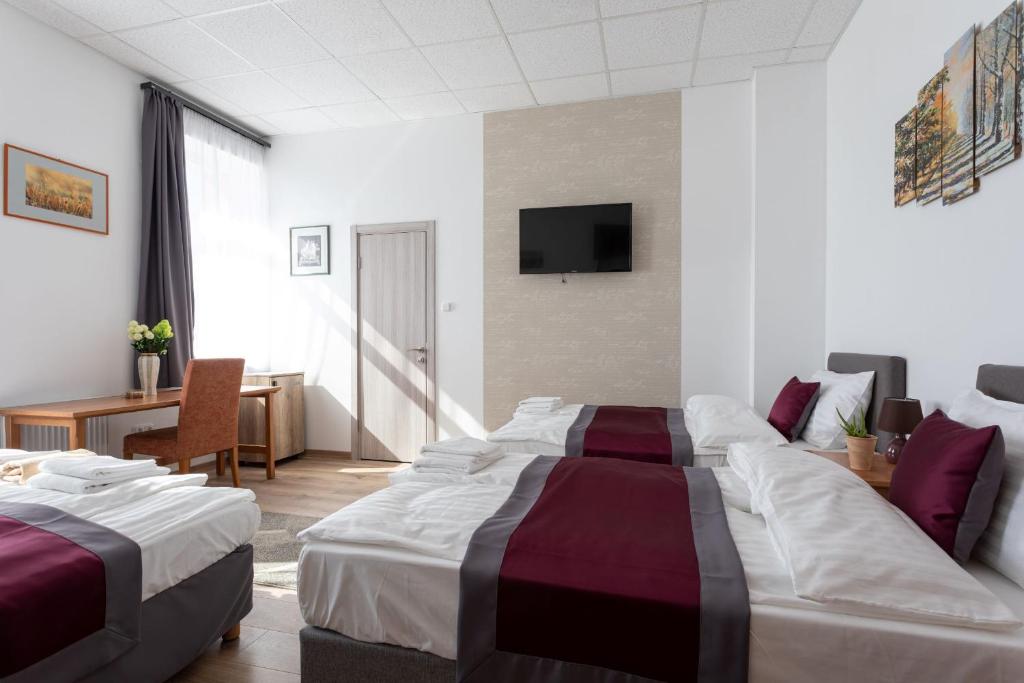 A bed or beds in a room at Hooper's Vendégház