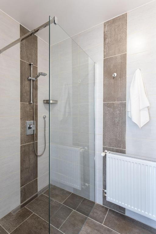 A bathroom at Hooper's Vendégház