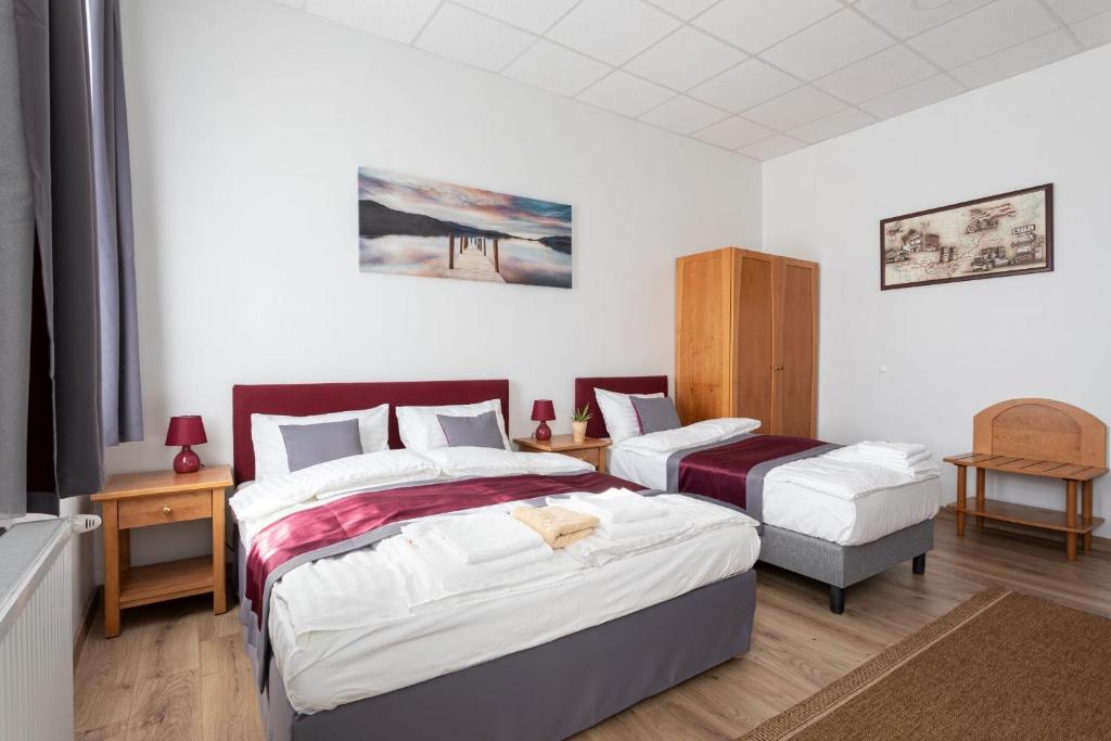 A bed or beds in a room at Hooper's Vendégház