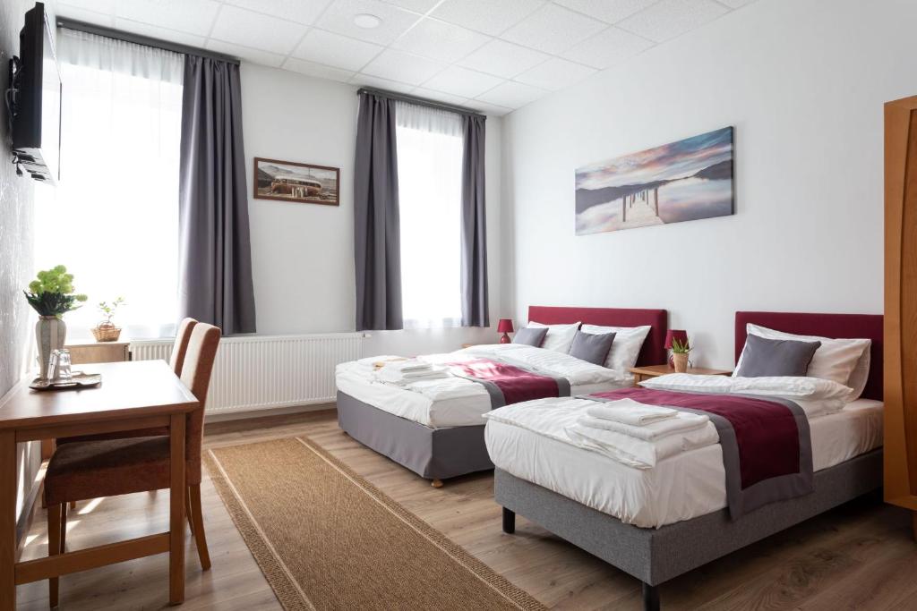 A bed or beds in a room at Hooper's Vendégház