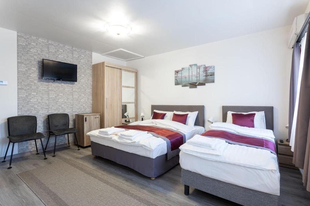 A bed or beds in a room at Hooper's Vendégház
