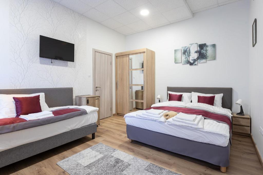 A bed or beds in a room at Hooper's Vendégház