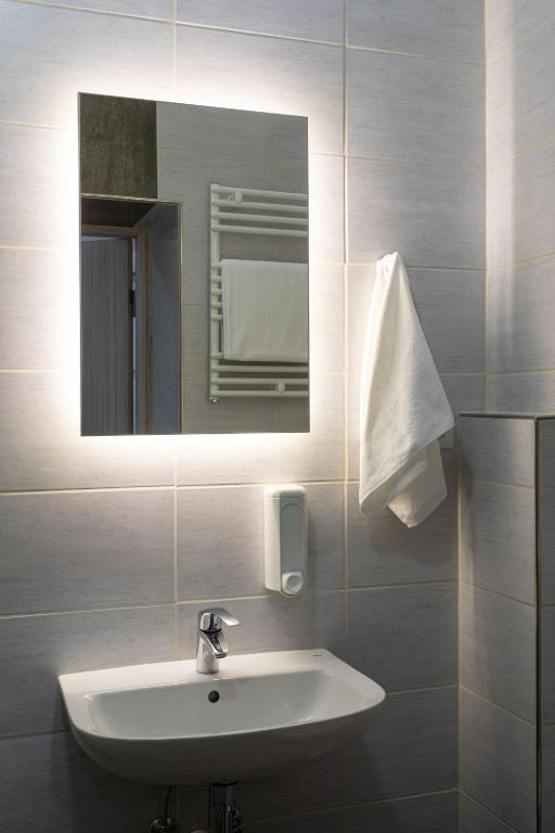 A bathroom at Hooper's Vendégház