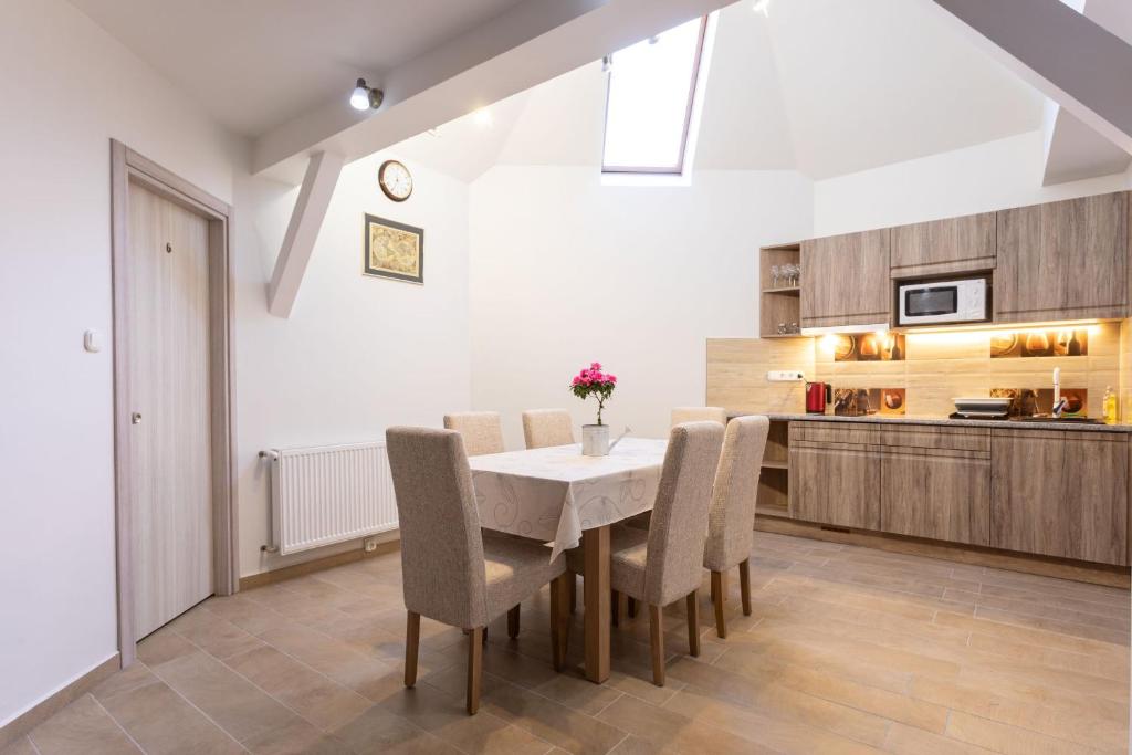 A kitchen or kitchenette at Hooper's Vendégház