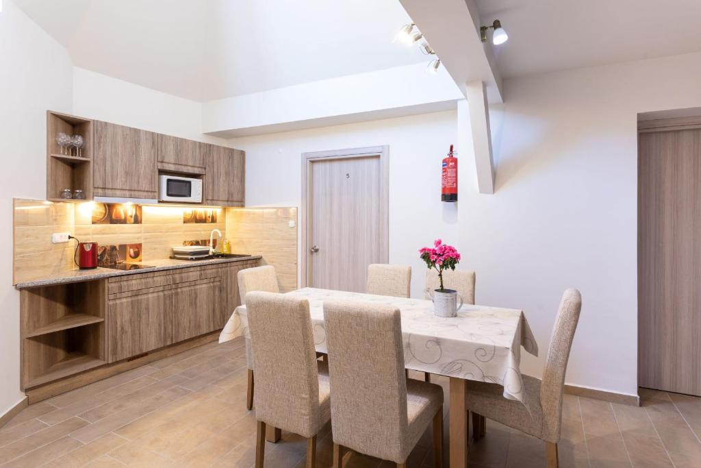 A kitchen or kitchenette at Hooper's Vendégház