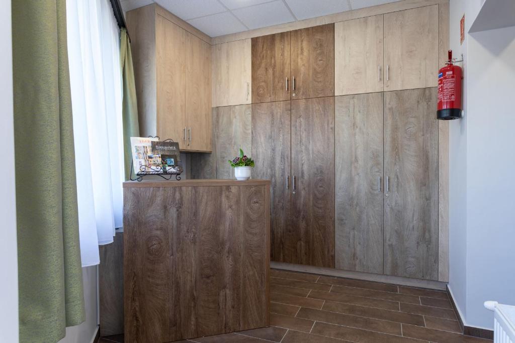 A kitchen or kitchenette at Hooper's Vendégház