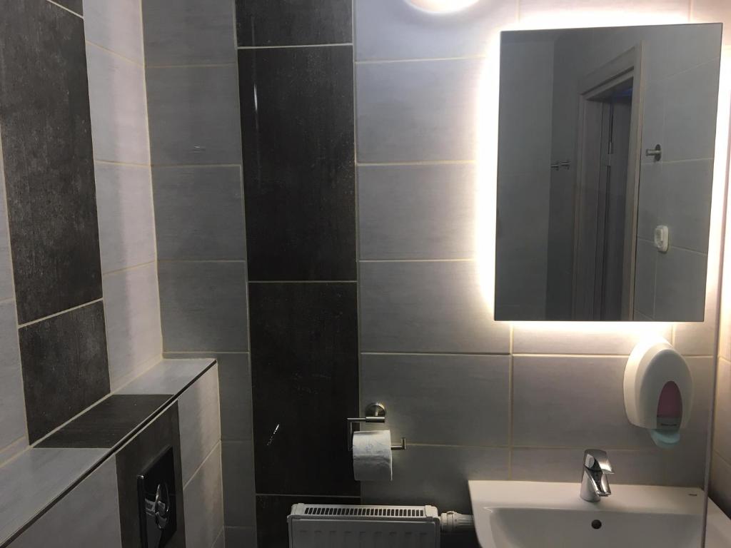 A bathroom at Hooper's Vendégház