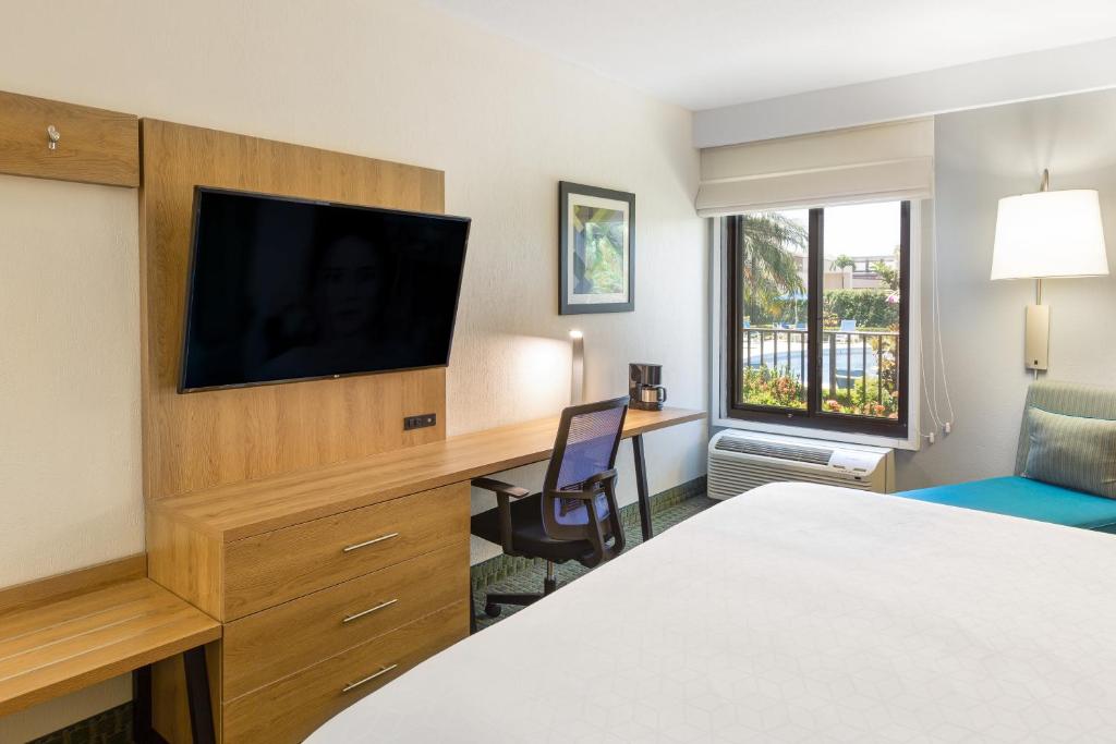 a hotel room with a bed and a flat screen tv at Holiday Inn Express San Jose Costa Rica Airport by IHG in Alajuela City