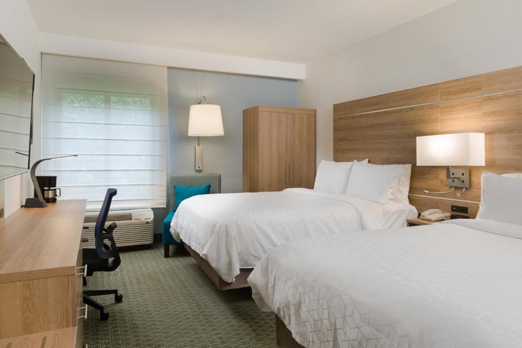 a hotel room with two beds and a desk at Holiday Inn Express San Jose Costa Rica Airport by IHG in Alajuela City