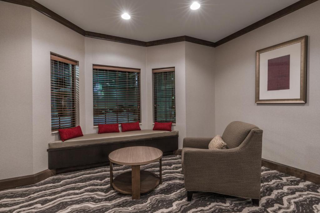 Posezení v ubytování Staybridge Suites Anchorage by IHG