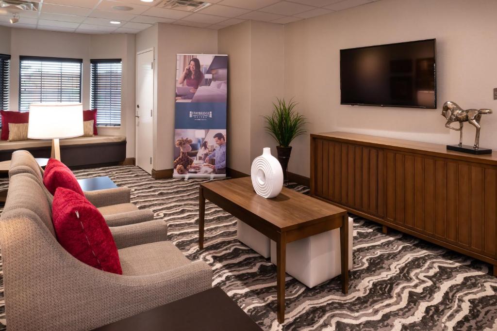 TV a/nebo společenská místnost v ubytování Staybridge Suites - St George by IHG