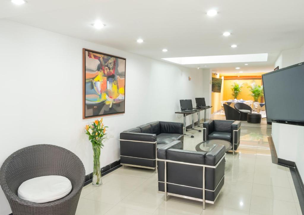 Posezení v ubytování Hotel Regency Suites La Feria
