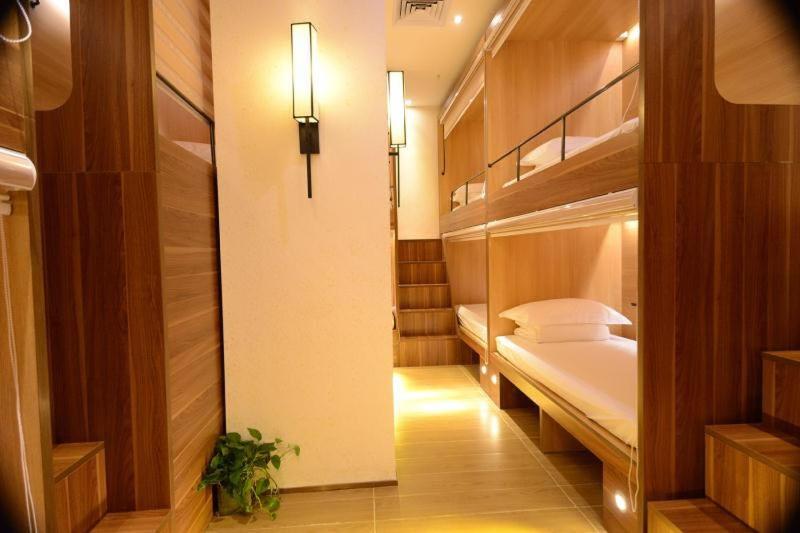 Habitación con 2 literas y pasillo. en Boshan Hostel en Shenzhen