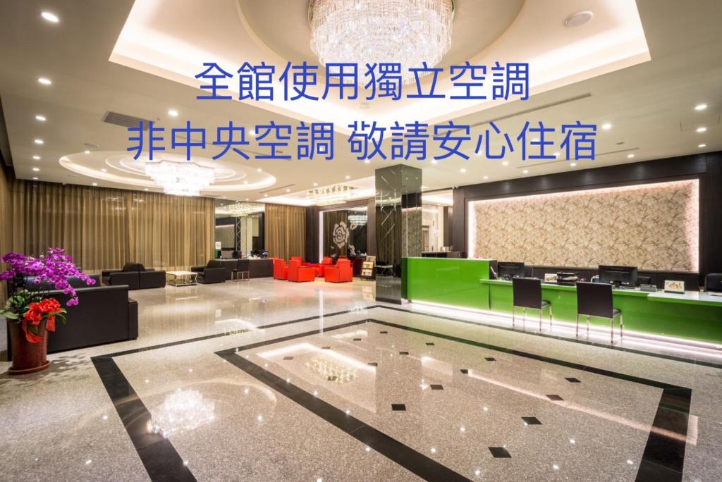 hol hotelu ze szklaną podłogą w obiekcie Midu Business Hotel w mieście Xiluo