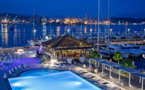 vista su un porto turistico di notte con barche di Bed & Boat Holiday a La Spezia