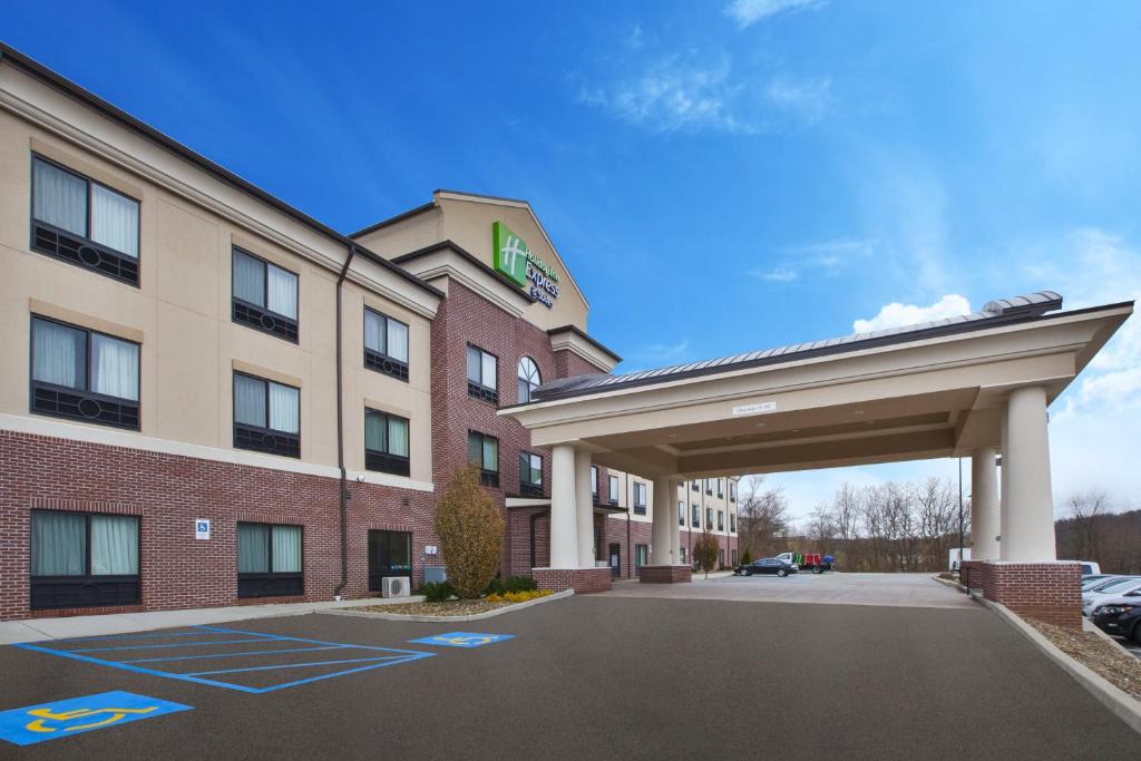 un hotel con aparcamiento frente a un edificio en Holiday Inn Express & Suites Washington - Meadow Lands, an IHG Hotel, en Washington