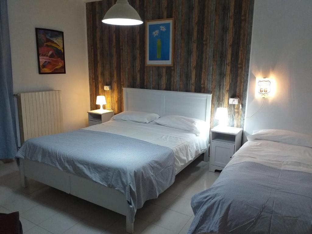 una camera con 2 letti e 2 lampade e 2 letti sidx sidx sidx di B&B La Villa a Pozzilli