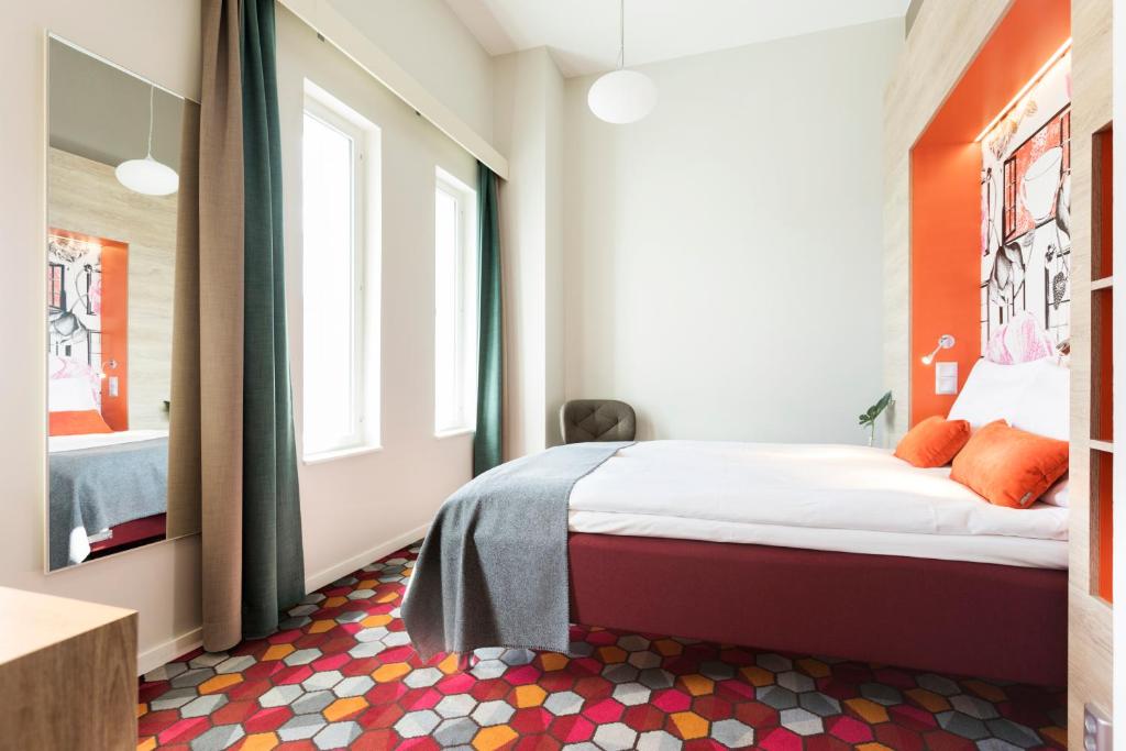 Postel nebo postele na pokoji v ubytování Motel L Stockholm Älvsjö
