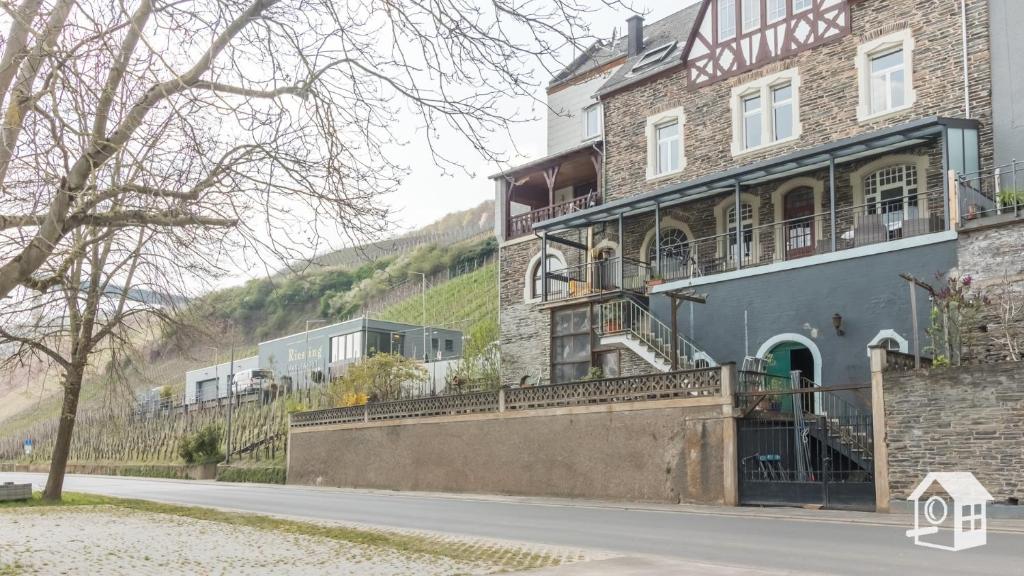a large brick building on the side of a road at 'Ferienhaus Mosel' mit kostenfreien ÖPNV-Ticket in Ürzig