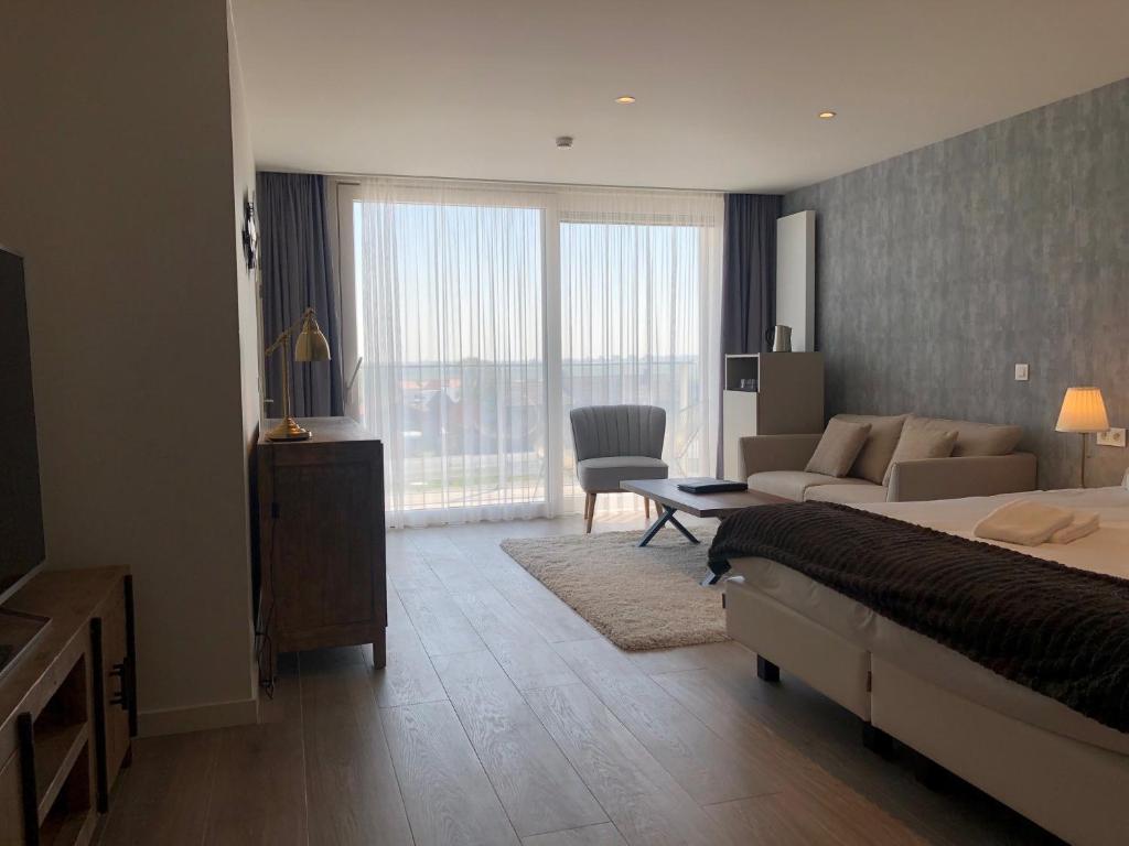 Postel nebo postele na pokoji v ubytování Hotel Acropolis " Op het sportiefste park van de kust "