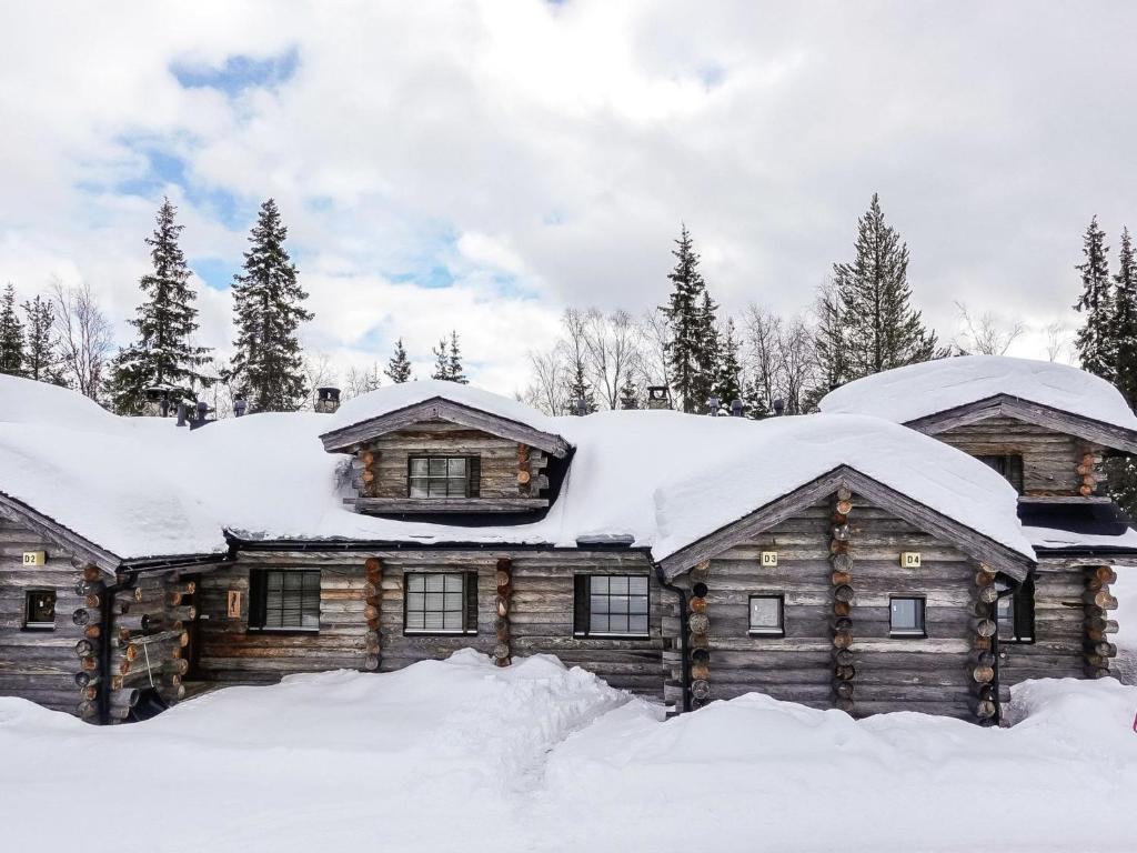 ein Blockhaus im Schnee in der Unterkunft Holiday Home Kantapää d3 by Interhome in Luosto